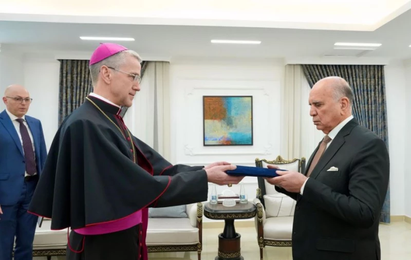 فؤاد حسين يتسلّم أوراق اعتماد سفير الفاتيكان غير المقيم ويبحثان ملفات إقليمية ودولية