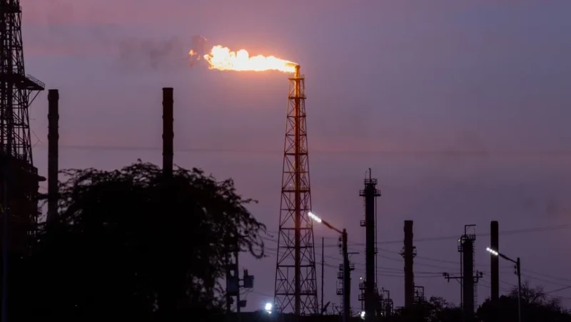 أسعار النفط ترتفع متأثرة بتقارير تتحدث عن نية أميركية لضرب أهداف في فنزويلا