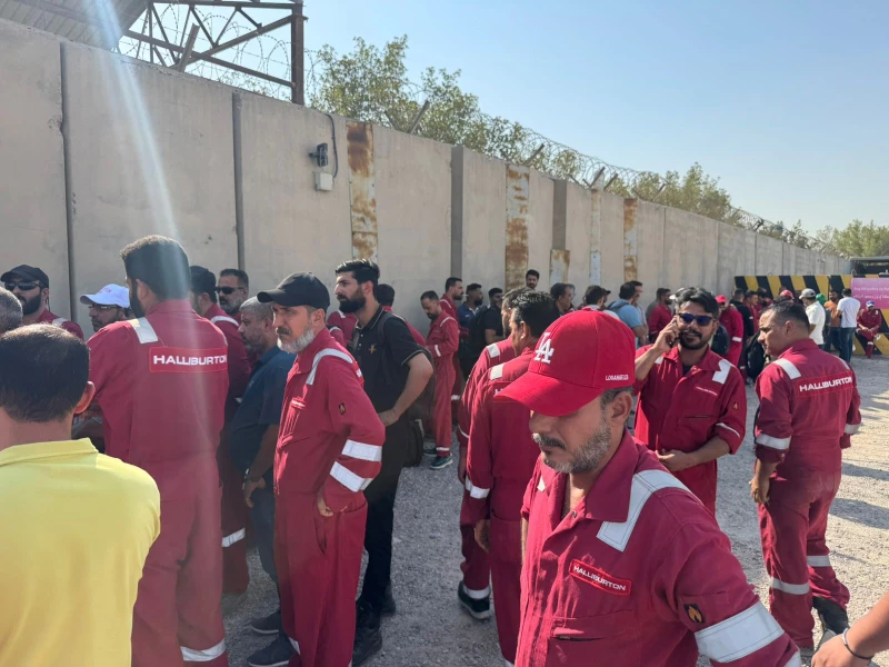 42 موظفاً عراقياً مهددون بالفصل.. استمرار اعتصام موظفي شركة هاليبرتون الأميركية في البصرة