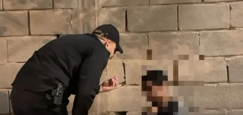 "وداعة رقية ما أخلي واحد يمسّك".. ضابط يحبط محاولة انتحار تاجر مخدرات في البصرة (فيديو)