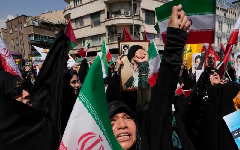مراسم في ساحة "الثورة" قبيل التوجّه إلى ميدان "آزادي".. إيران تشيّع قادتها العسكريين وعلمائها غداً