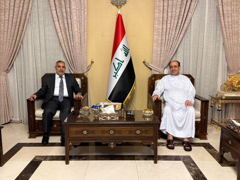 بعد دخوله المستشفى.. المالكي يستقبل وزير الزراعة بـ"دشداشة بيضاء" و"كانيولا" 