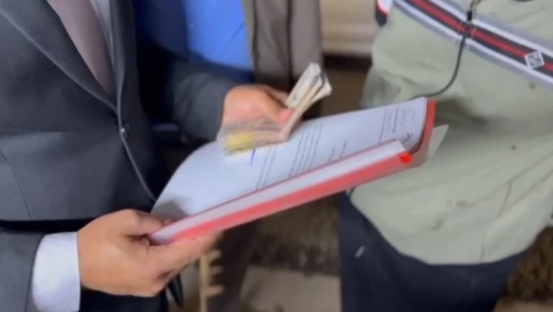 ابتزّ صاحب محلّ أسماك.. النزاهة تطيح مسؤولاً سابقاً ببلدية كركوك متلبساً بالرشوة (فيديو)
