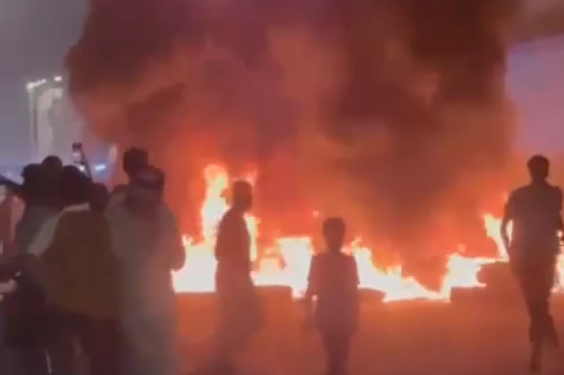 الغضب يتصاعد في البصرة.. إطارات محترقة وخلع صور مرشحين  احتجاجاً على الماء المالح (فيديو)