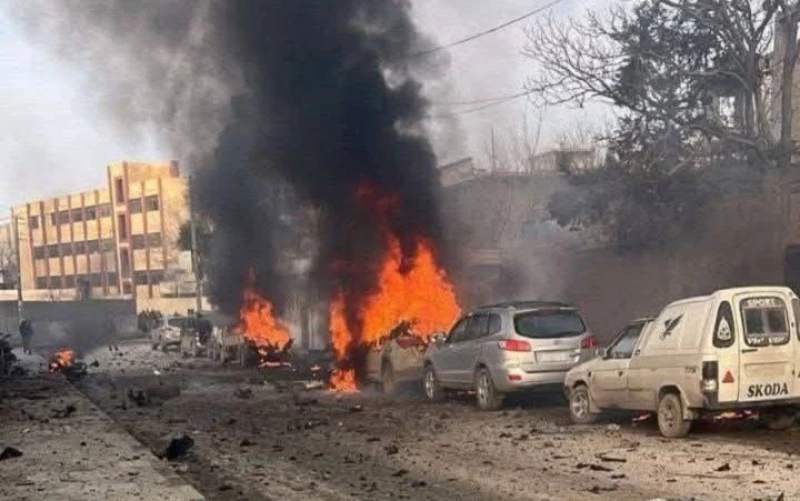 انفجار يستهدف مخفر شرطة في الميادين السورية وأنباء عن سقوط قتلى وجرحى