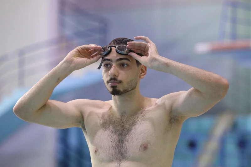 سباح عراقي يشارك لأول مرة في أولمبياد باريس: أريد أن أحقق الإنجاز للعراق